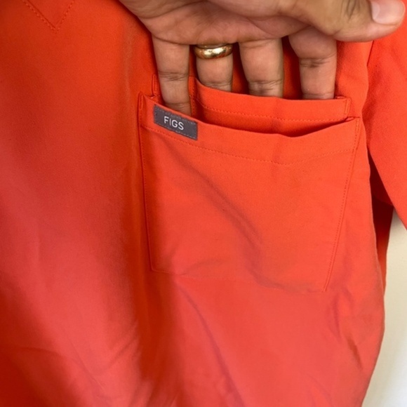 Figs Limited Edition Leon Three-Pocket Scrub Top Sunset Orange - Picture 4 of 5